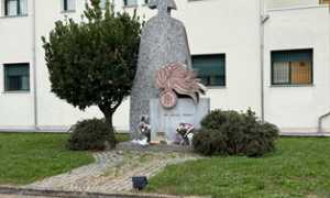 FIORI MONUMENTO E BANDIERE A MEZZASTA5 1