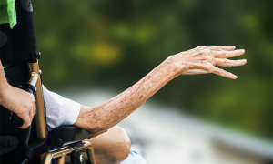 anziano braccio sedia 