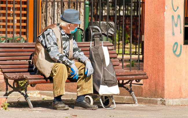 anziano panchina mascherina