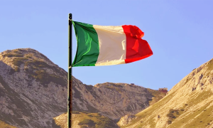bandiera pennone italia montagne