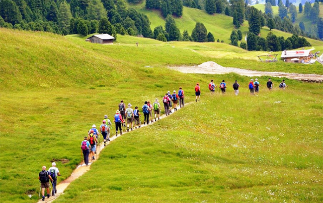 camminata montagna gente