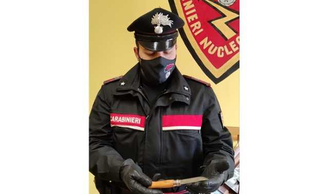 carabinieri coltello mascherina