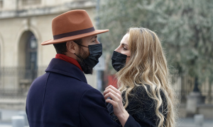 covid bacio mascherina coppia