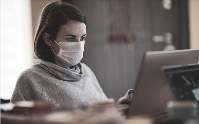 covid mascherina computer ragazza