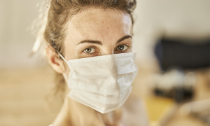 covid mascherina donna sguardo