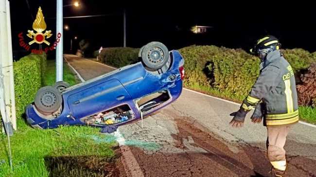 incidente auto ribaltata