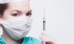 infermiera covid siringa puntura