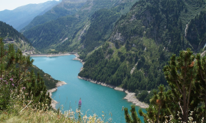 lago alpino diga