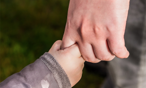 mano bambino genitore