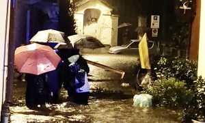 ombrelli pioggia alluvione persone