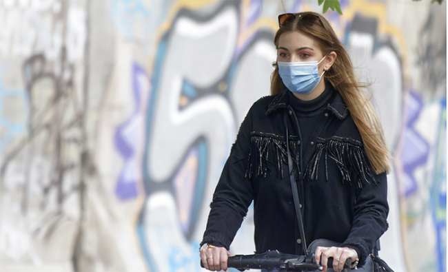 ragazza maschera strada 2