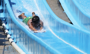 scivolo acqua bambino