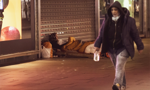 senzatetto povero strada