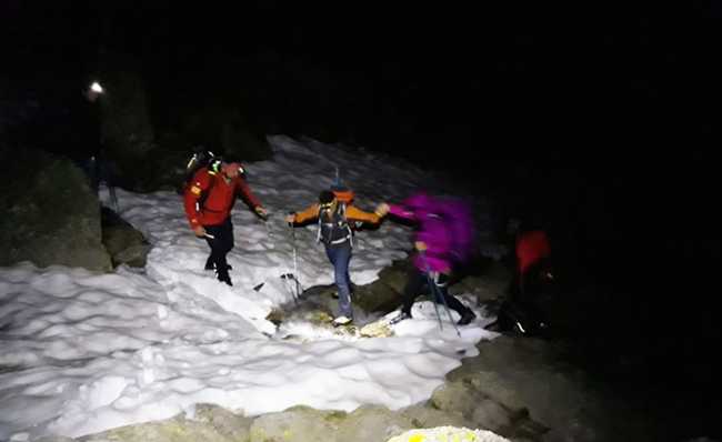 soccorso neve uomini piedi passaggio
