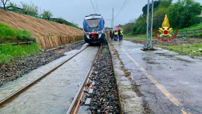 treno bloccato maltempo biella