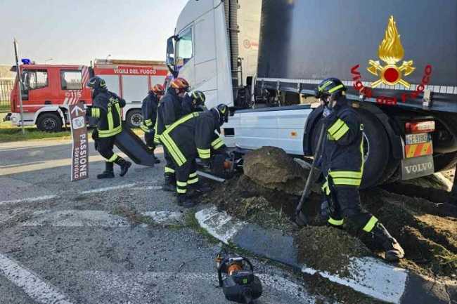 vigili del fuoco santhia incidente camion aaa