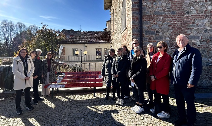 A Biella inaugurate le panchine rosse 