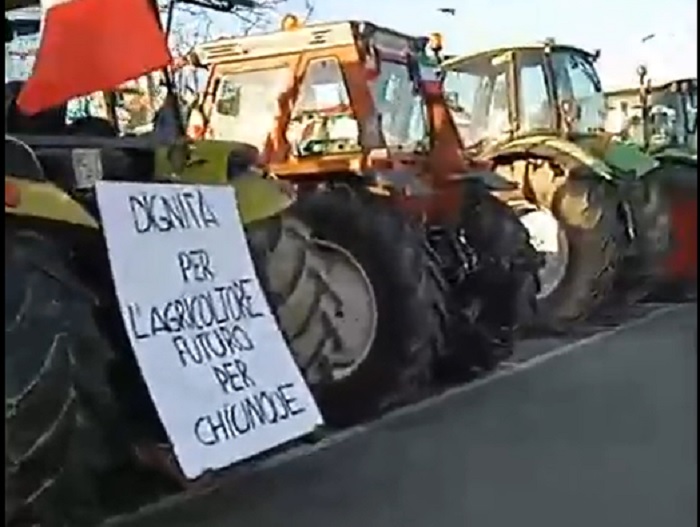 Protesta degli agricoltori, il corteo di trattori a Biella
