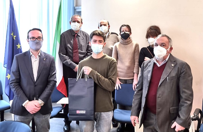 Il consigliere Michele Mosca premia il vincitore biellese di "Diventiamo cittadini europei"