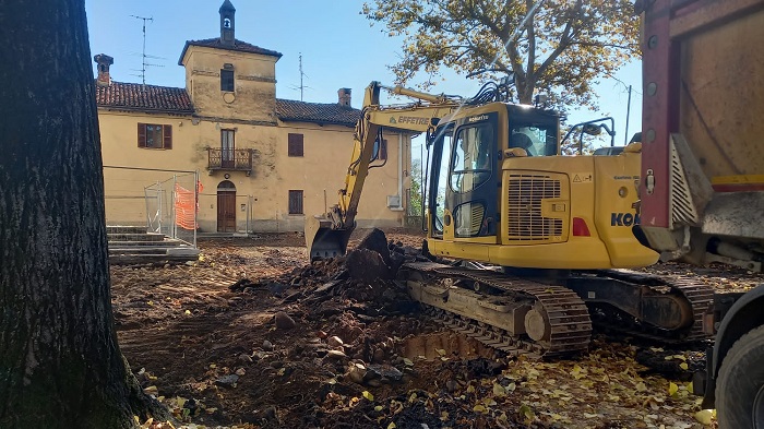 Sono partiti i lavori in piazza della chiesa a Castelletto Cervo