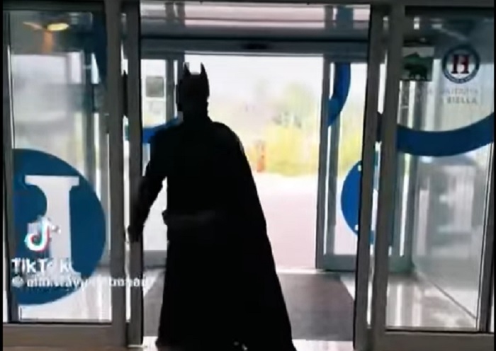 Il super eroe Batman visita i piccoli pazienti dell'ospedale di Biella