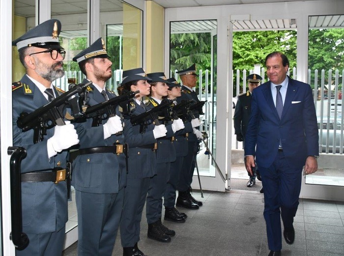 ll vice ministro Leo in visita alla Guardia di finanza di Biella