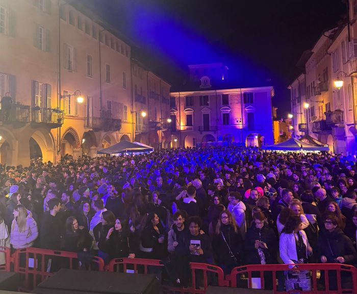 La folle notte in piazza Cisterna a Biella