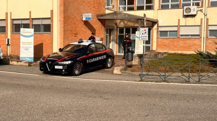 Ferisce la compagna con un coltello: fermato