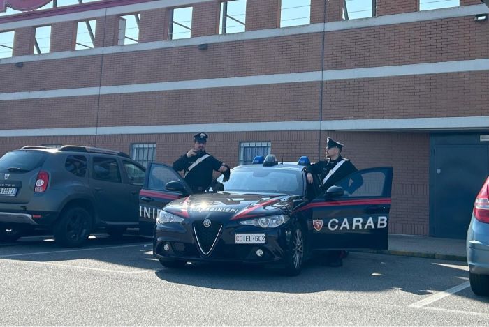 Ruba generi alimentari al supermercato