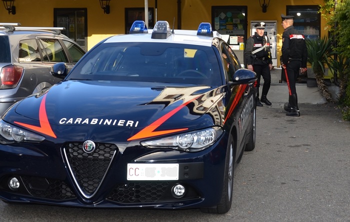 Ubriaco di notte si schianta contro due auto