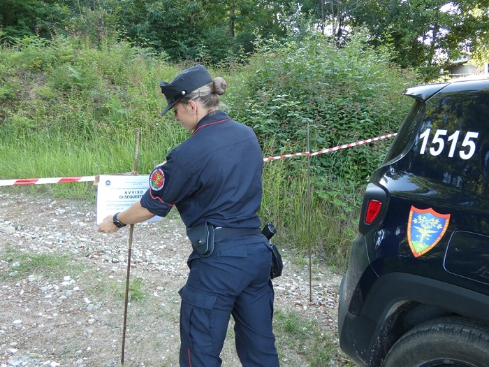 Abbandona lastre di eternit: denunciata una 75enne