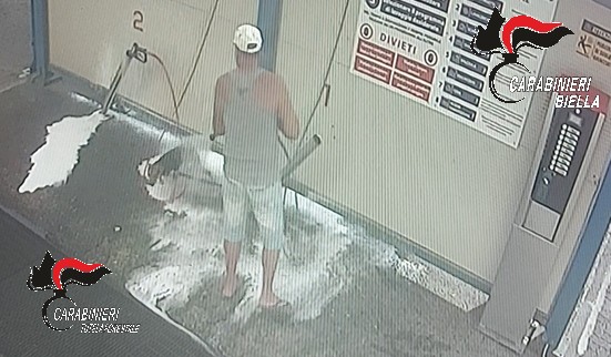 carabinieri lava cane autolavaggio