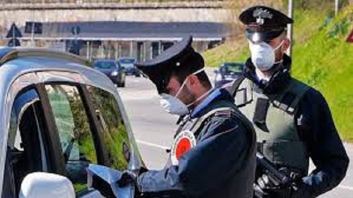 I carabinieri riconoscono lo spacciatore e lo bloccano: lui prova a sbarazzarsi della droga