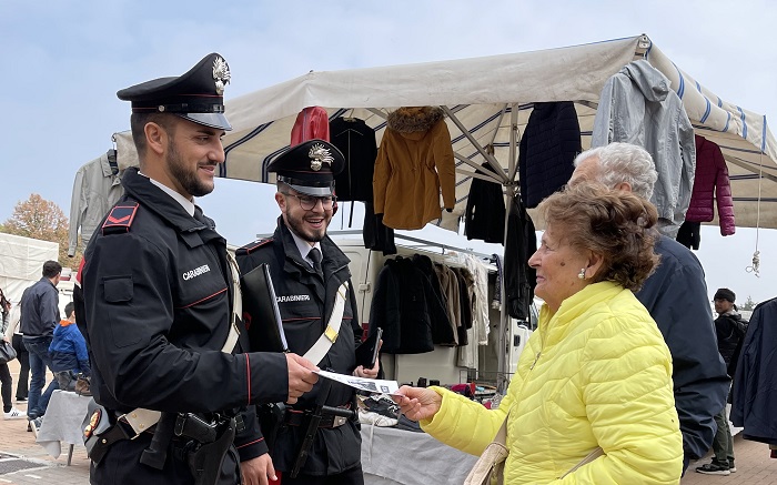 Contro truffe e furti i carabinieri danno consigli al mercato