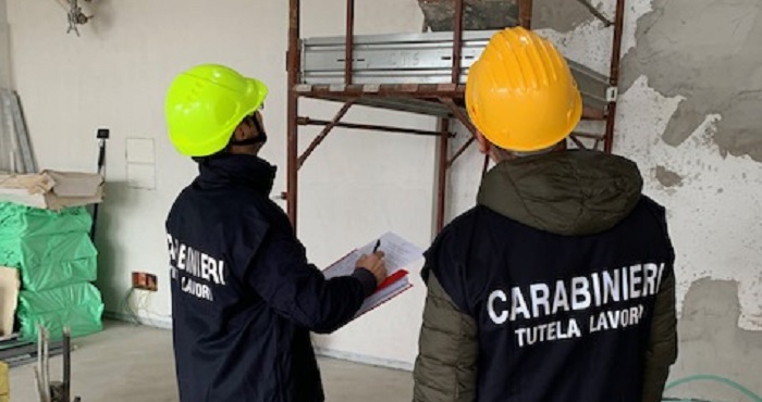 I carabinieri controllano i cantieri edili: 13 persone denunciate per irregolarità
