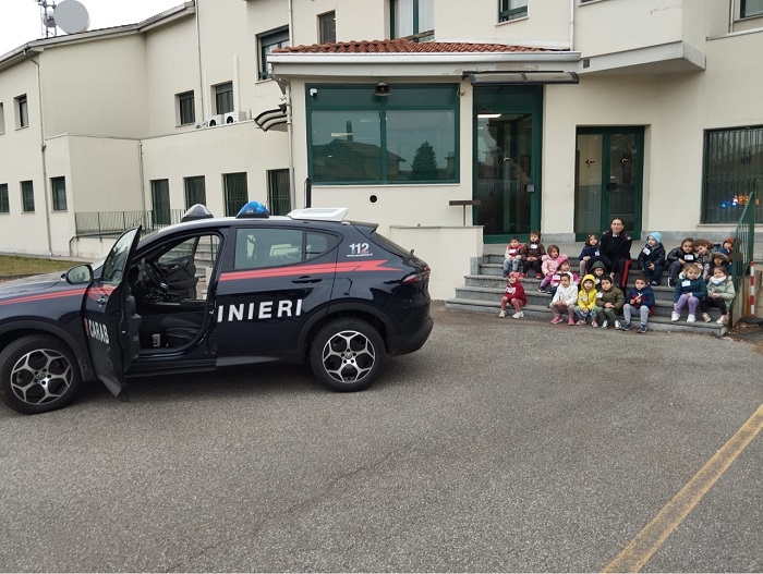 I bambini in visita alla caserma dei carabinieri di Biella