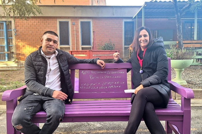 La gentilezza in carcere, inaugurata a Ivrea la panchina viola. Presto a Biella