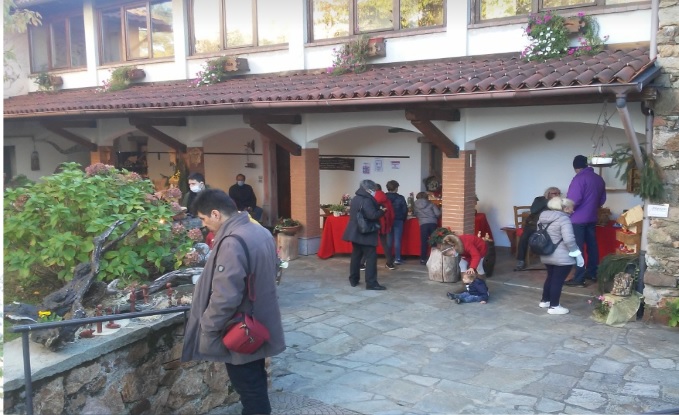 Apre la mostra-mercato dei presepi della comunità di San Nicolao a Curino
