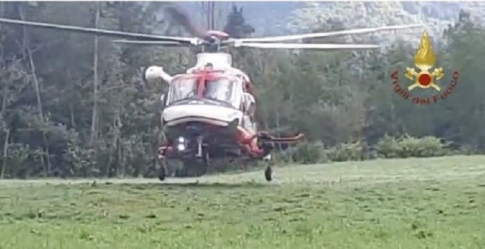 Elicottero dei vigili del fuoco per spegnere un incendio nell'alto Biellese