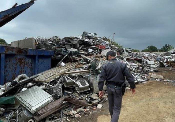 Guardia di finanza scopre area di rifiuti illeciti a Cossato