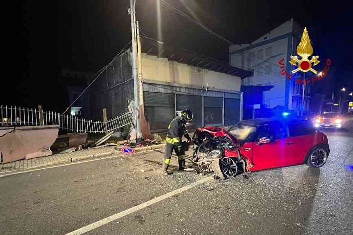  Auto e cancellata distrutte, conducente quasi illeso