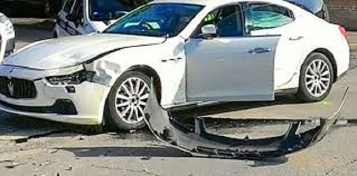 Sorprende il compagno con l'amante e gli distrugge l'auto