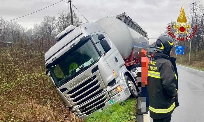 Tir finisce in un fosso fuori strada tra Masserano e Rovasenda