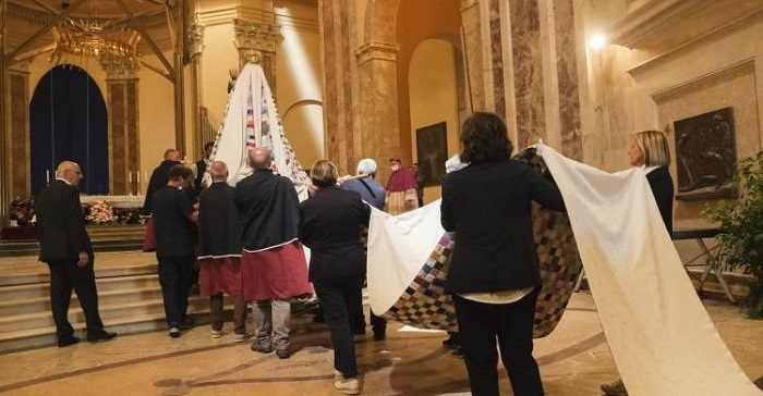 Tre anni fa la raccolta delle stoffe per il mando della Madonna di Oropa