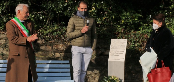 Pollone dedica due panchine agli operatori sanitari colpiti dal Covid