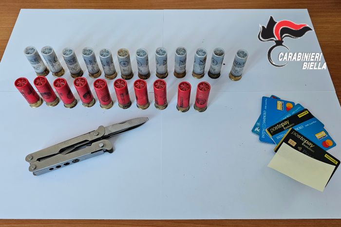 Dopo la lite gli ritirano le armi che aveva in casa: troppo pericoloso