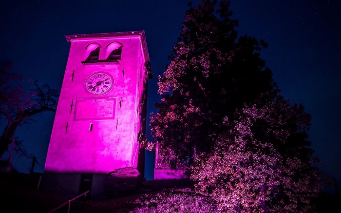 Enerbit illumina il campanile di Sala Biellese