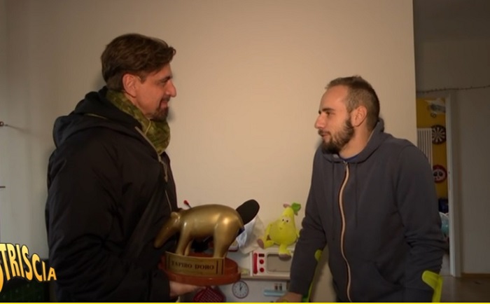 Il Tapiro d'oro di Striscia notizia consegnato a Luca Campana