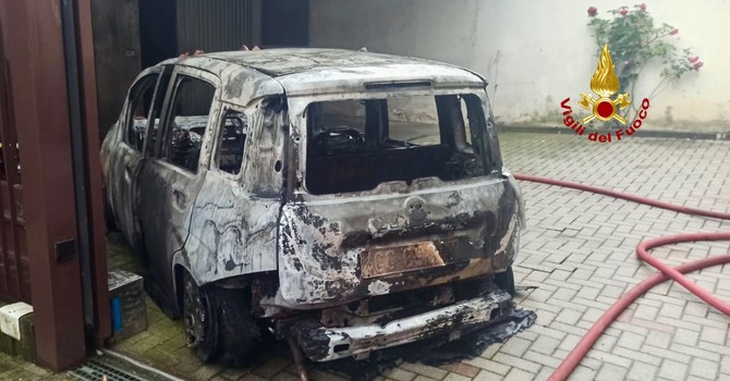 Auto in fiamme a Masserano