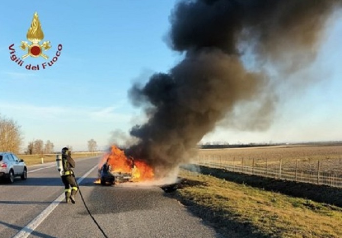 Furgone distrutto dalle fiamme